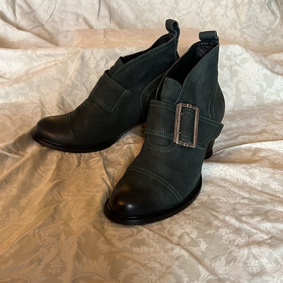FLUEVOG EAST END PORTER Peacock Heeled Booties Ankle Boots LIKE NEW - Picture 13 of 13